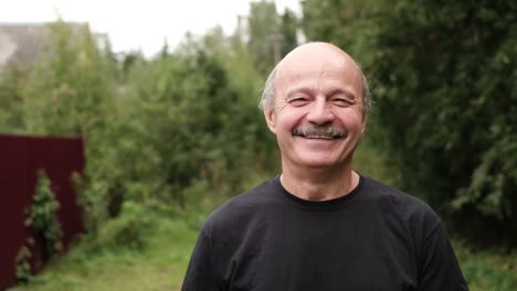 glücklicher-senior-kaukasischen-Mann-zu-Fuß-draußen-im-Park-von-Bäumen.