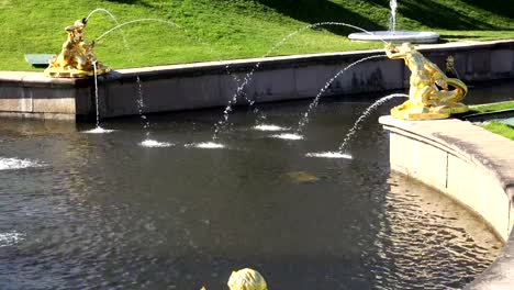 einen-Stream-aus-dem-Brunnen-fließt-in-den-Fluss