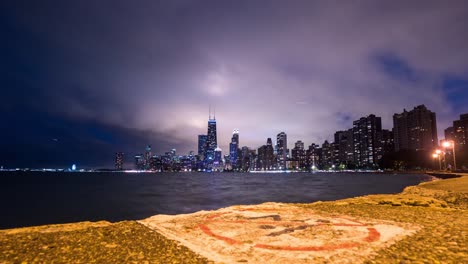 Dramatische-Wolken-Rollen-über-das-Wasser-des-Lake-Michigan-in-der-Nähe-von-North-Avenue-Beach-und-fahren-in-Richtung-Innenstadt.