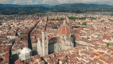 Aerial-view-of-Florence-city-and-Cathedral-of-Santa-Maria-del-Fiore-4K-Drone-Video