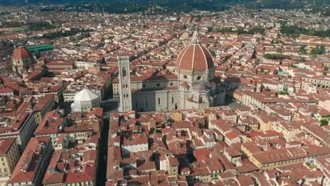 Luftaufnahme-der-Stadt-Florenz-und-Kathedrale-Santa-Maria-del-Fiore-4K-Drohne-Video