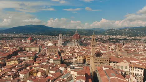 Vista-aérea-de-la-ciudad-de-Florencia-y-Catedral-de-Santa-Maria-del-Fiore-4K-Video-de-aviones-no-tripulados