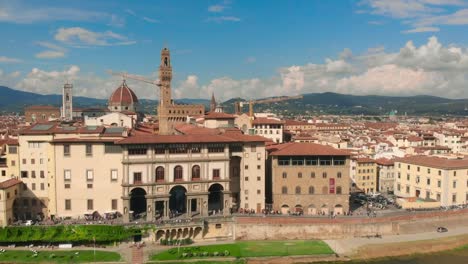 Luftaufnahme-der-Stadt-Florenz,-Arno-Uferpromenade-und-Kathedrale-Santa-Maria-del-Fiore-4K-Drohne-Video