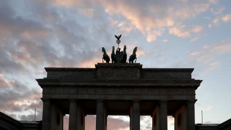 Sonnenuntergang-hautnah-die-Quadriga-auf-dem-Brandenburger-Tor-in-Berlin,-Deutschland