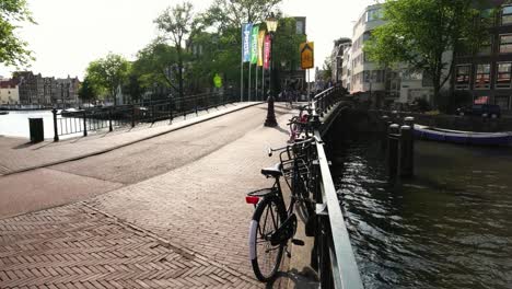 legendären-niederländischen-Szene,-Fahrradfahrer-auf-der-Kanalbrücke-in-Amsterdam,-Holland-Europa