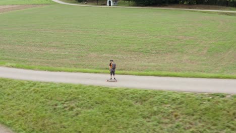 hombre-navegando-sobre-un-longboard