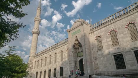 Menschen-am-Eingang-der-Moschee-in-Sultanahmet,-Bluemosque,-timelapse