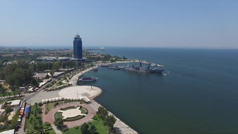 Stadt-und-Blick-aufs-Meer,-Museum-Kriegsschiff,-Drohne-video