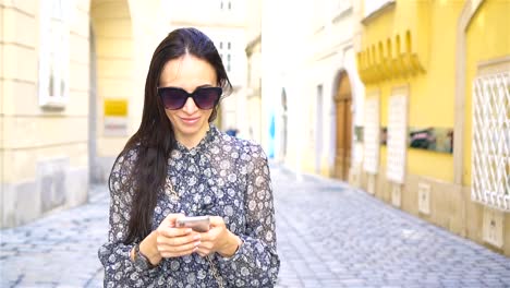 Mujer-caminando-en-la-ciudad.-Joven-atractivo-turístico-al-aire-libre-en-la-ciudad-europea