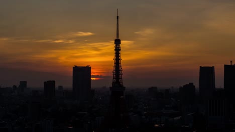 Torre-de-Tokio-de-timelapse-y-horizonte-al-atardecer,-Japón