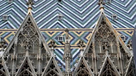 Nahaufnahme-Tilt-down-Ansicht-der-Stephansdom-in-Wien,-Österreich