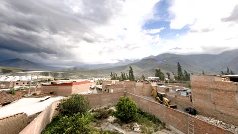 Panorámica-de-tiempo-lapso-de-las-nubes-rodando-sobre-el-pequeño-pueblo-de-Caraz,-en-Perú