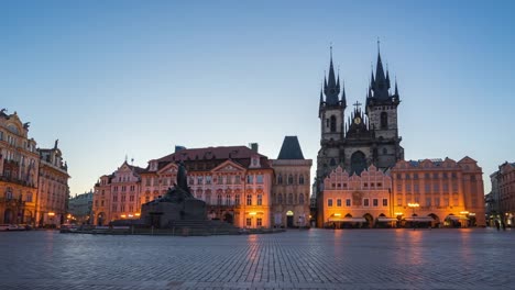 Noche-para-video-de-lapso-de-tiempo-de-día-de-la-plaza-vieja-de-Praga-en-timelapse-Checa-4K