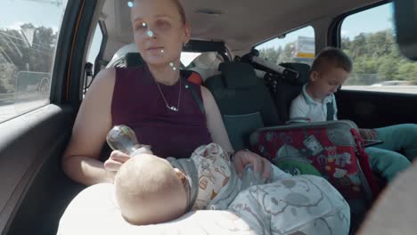 Viaje-en-coche-de-familia.-Mamá-viaja-con-los-niños