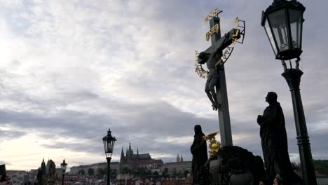 Foto-atardecer-de-un-crucifijo-en-el-puente-de-Carlos-en-Praga