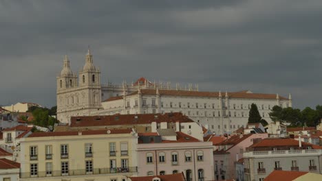 Lapso-de-tiempo-de-la-iglesia-de-Sao-Vicente-da-Fora-en-Alfama,-Lisboa,-Portugal.-Capturado-en-el-Miradouro-Porta-do-Sol