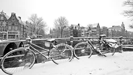 Es-schneit-in-Amsterdam-Niederlande-in-der-Nacht