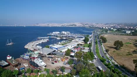 Toma-aérea-de-tráfico,-drone,-vista-de-Izmir,-izmir-korfezi