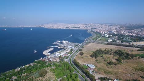 Toma-aérea-de-tráfico,-drone,-vista-de-Izmir,-izmir-korfezi