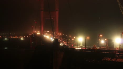 Nebligen-Verkehr-Bridge-bei-Nacht