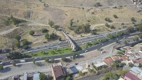 Izmir-Ansicht,-Verkehr-Luftaufnahme,-Aquädukte