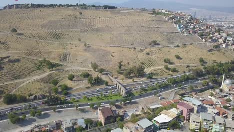 Vista-de-Izmir,-tiro-aéreo-de-tráfico,-acueductos