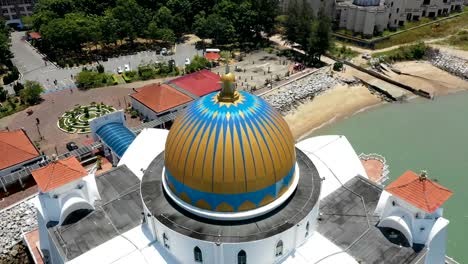 Luftaufnahme-von-Malacca-Landschaft-mit-Masjid-Selat-Melaka-tagsüber