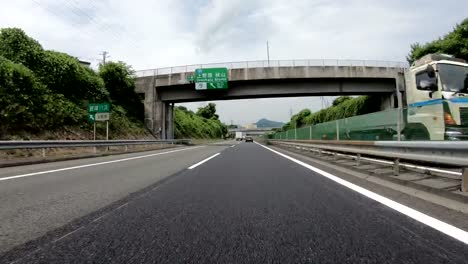 Punto-de-vista-del-tráfico-en-la-carretera-hacia-en-Tokio