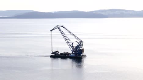 Schwimmkran-auf-dem-Hintergrund-der-russischen-Insel-segelt-durch-die-Bosporus-Ost-in-der-fernöstlichen-Stadt-Wladiwostok.