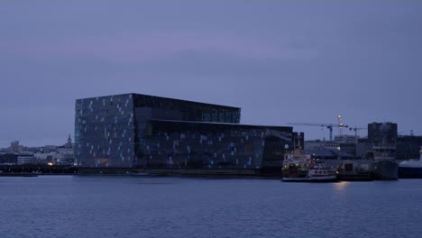 Una-vista-de-la-Galeria-Harpa-Islandia