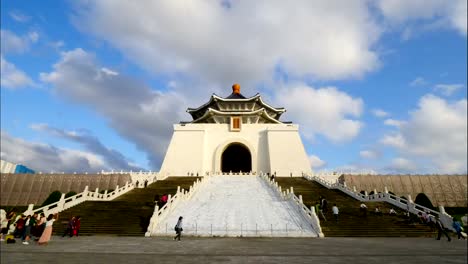 Timelapse-landscape-of-National-Chiang-Kai-shek-Memorial-Hall,-Taiwan