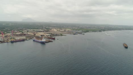 Frachtschiffe-im-Hafen.-Batangas,-Philippinen