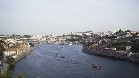 Portugal-Stadt-am-Ufer-des-Douro-Fluss