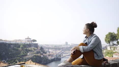 Junge-Frau-auf-hohen-Aussichtspunkt-über-die-Stadt