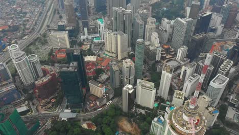 Kuala-Lumpur-Stadtzentrum-von-berühmten-Turm-oberen-Park-View-Antenne-Panorama-4k-Malaysia