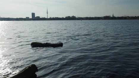 bewegtes-Wasser-bei-Sonnenuntergang,-Binnenalster,-Hamburg,-Germany