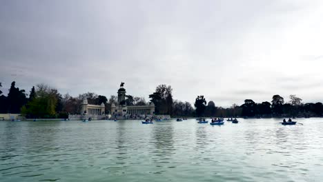 Lago-del-parque-del-retiro-en-Madrid,-con-un-montón-de-pequeñas-embarcaciones