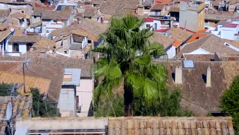 Pequeña-ciudad-provincial-a-los-pies-de-las-montañas-en-España