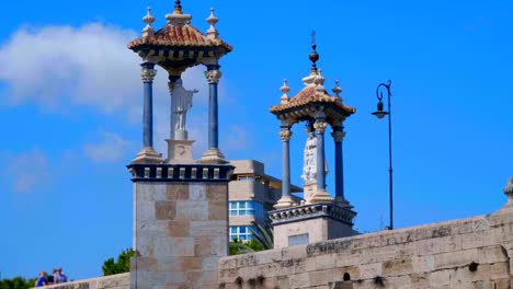 Antike-historische-Skulpturen-auf-der-Brücke-in-Valencia-(Spanien)