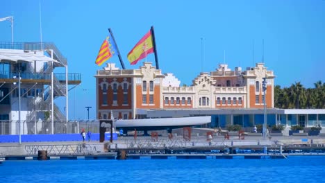 Banderas-nacionales-de-gran-tamaño-de-España-y-Valencia-lentamente-revoloteando-en-el-viento