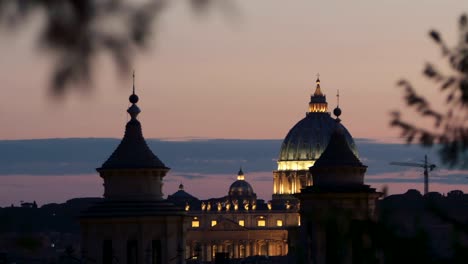 Blick-auf-den-Sonnenuntergang-von-St.-Peter\'s-Basilica-in-Rome:-Vatikan,-Christentum,-glauben,-pope