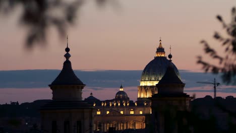 Vista-del-atardecer-de-la-Basílica-de-San-Pedro-en-Roma:-El-Vaticano,-cristianismo,-Fe,-pope