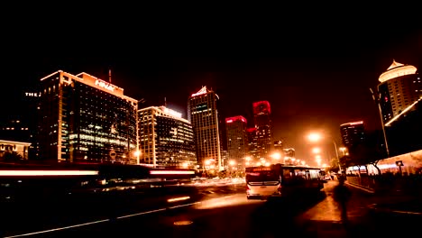 Beijing,-China-–-29,2014-September:-Am-Abend,-den-bus-und-den-anderen-Verkehr-auf-die-Changan-Avenue-nahe-der-Haltestelle-Guomao-Geschäftsviertel,-Peking,-China