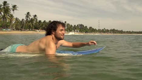 SLOW-MOTION:-Surfer-paddling-out