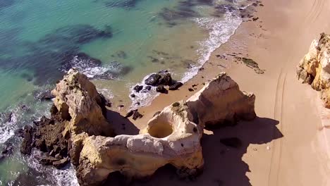 Luftaufnahme-von-Praia-da-Rocha-der-Algarve,-Portugal