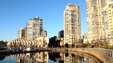 Yaletown-Seawall-Morning,-Vancouver