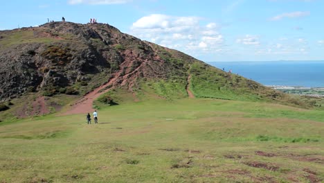 Blick-auf-den-Arthur\'s-Seat-und-das-Meer