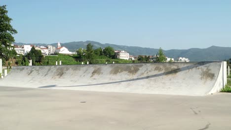 Skateboarder-ausführen-ein-grind