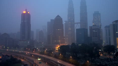 Vídeos-en-alta-definición.-La-ciudad-de-Kuala-Lumpur-en-el-amanecer-durante-grave-opacidad.-Inclinado-hacia-arriba.