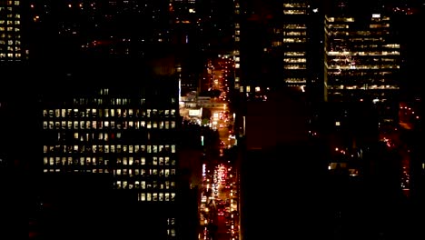 Horizonte-de-la-ciudad-de-Montreal-por-la-noche-desde-monte-Royal